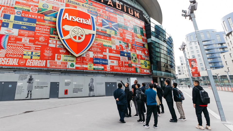 The Chinese delegates on a study visit to the UK take a trip to the Emirates stadium