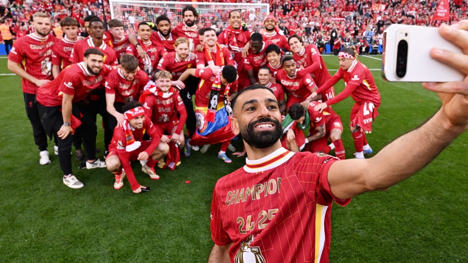 Mohamed Salah takes a selfie with his team after winning the Premier League title