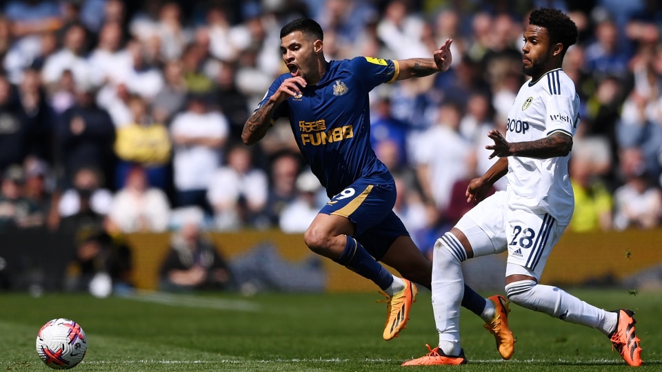 brunoguimaraesofnewcastleunitedrunswiththeballfromwestonmckennieofleedsunited-Enhanced-SR