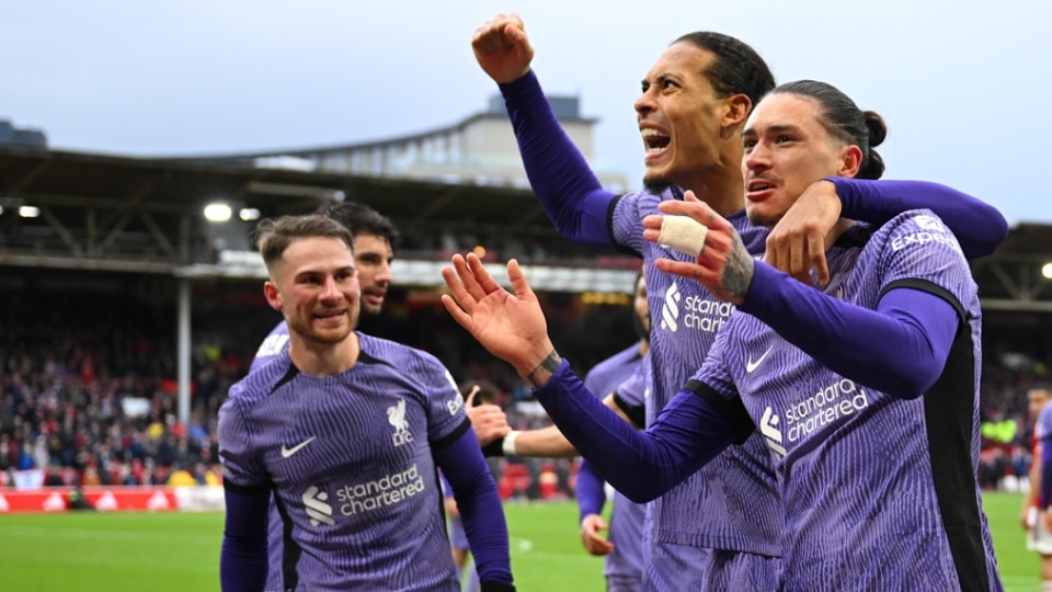 darwinnunezcelebrateswithteammatevirgilvandijkafterscoringliverpoolsfirstgoalduringthematchbetweenno