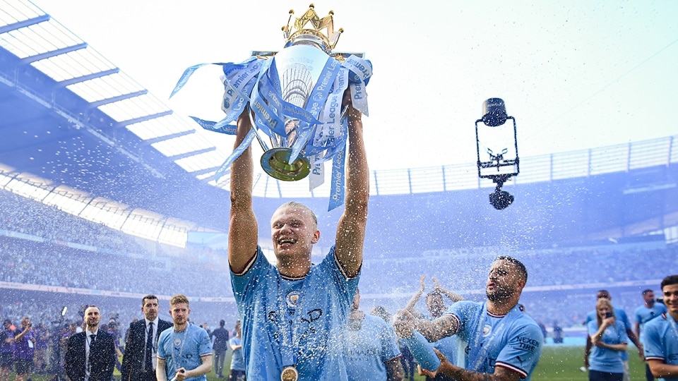 erlinghaalandofmanchestercitycelebrateswiththepremierleaguetrophy-Enhanced-SR