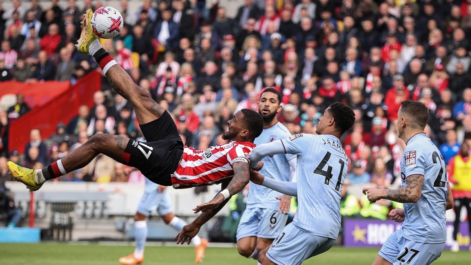 ivantoneyscissorkicksatgoalduringthematchbetweenbrentfordfcandastonvilla-Enhanced-SR