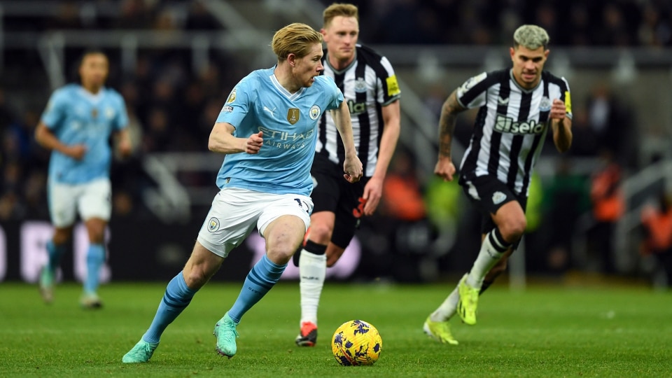 kevindebruynerunswiththeballduringthematchbetweennewcastleunitedandmanchestercity-Enhanced-SR