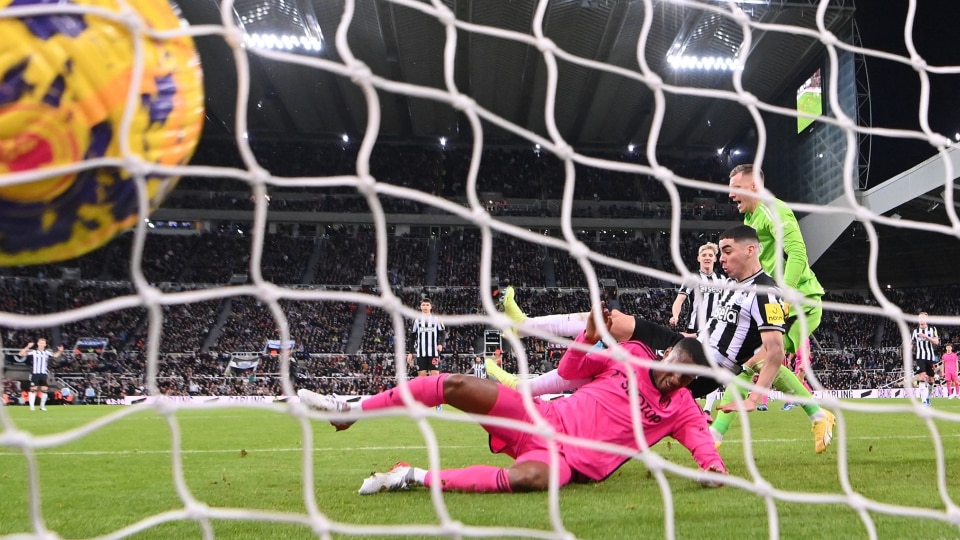 miguelalmironshootstoscorethesecondgoalduringthematchbetweennewcastleunitedandfulhamfc-Enhanced-SR