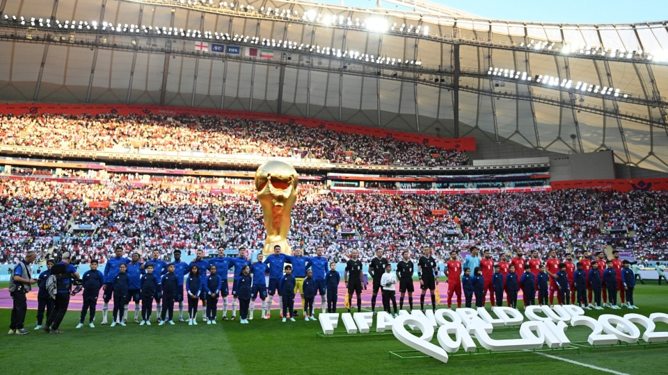 playersandmatchofficialslineupforthenationalanthemduringthefifaworldcupqatar2022groupbmatchbetweenen-Enhanced-SR