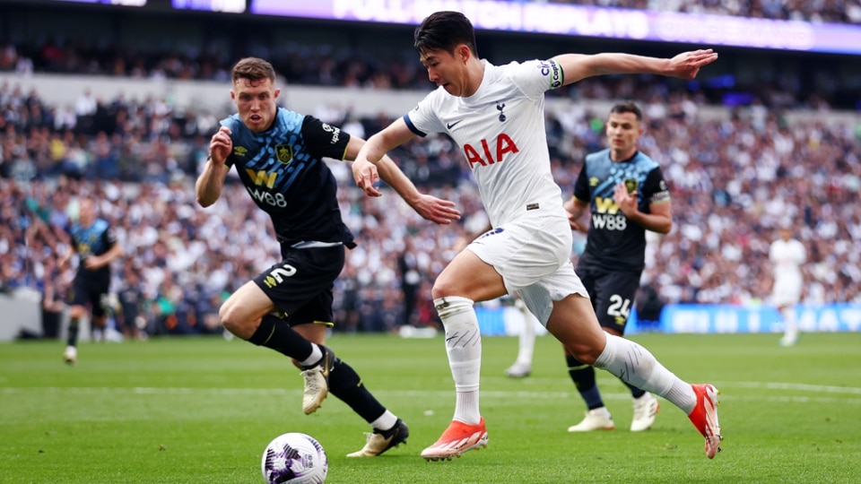 sonheung-minrunswiththeballduringthematchbetweentottenhamhotspurandburnleyfc