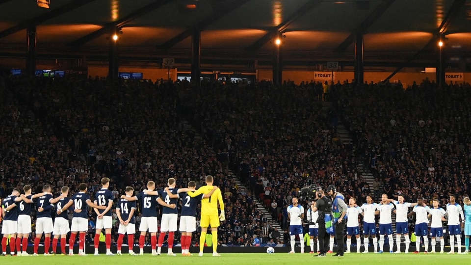 theteamstakepartinaminutessilenceinmemoryofscottishfootballercraigbrownpriortothe150thanniversaryher-Enhanced-SR