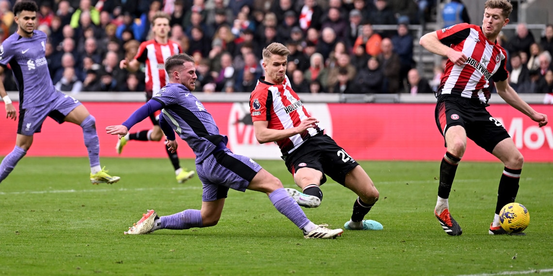 Alexis Mac Allister scores Liverpool's second goal during the match between Brentford FC and Liverpool FC