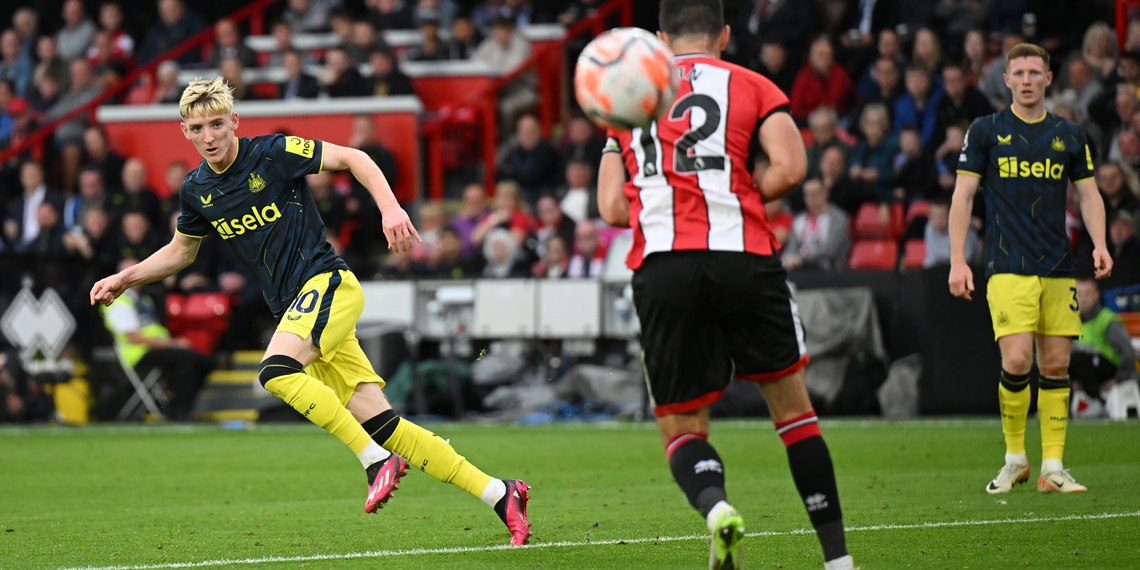 Antony Gordon scores a goal during the match between Sheffield United and Newcastle United