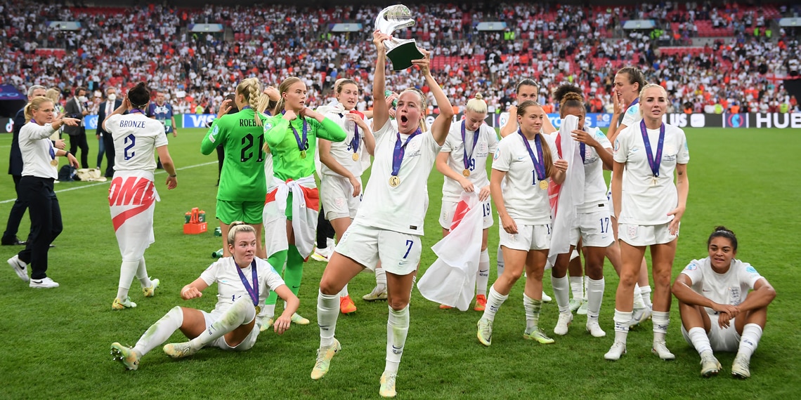 Beth Mead of England lifts the UEFA Women’s EURO 2022 Trophy as players of England celebrate