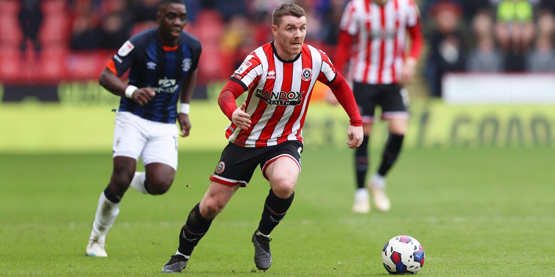 John Fleck of Sheffield United runs with the ball during the match between Sheffield United and Luton Town