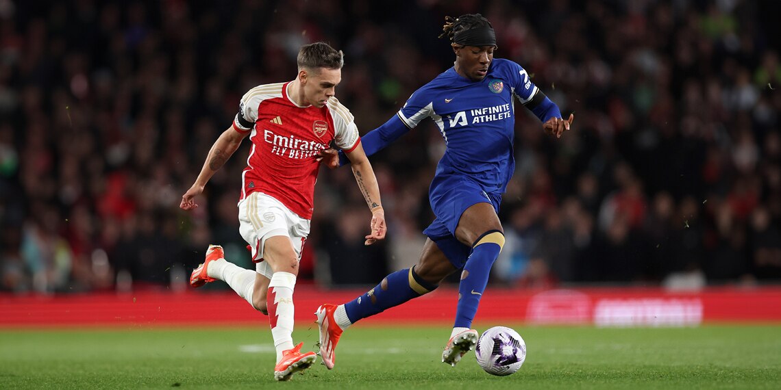 Leandro Trossard of Arsenal runs with the ball with Noni Madueke of Chelsea