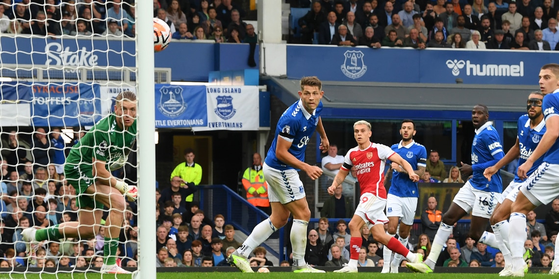 Leandro Trossard scores Arsenal 's first goal during the match between Everton and Arsenal
