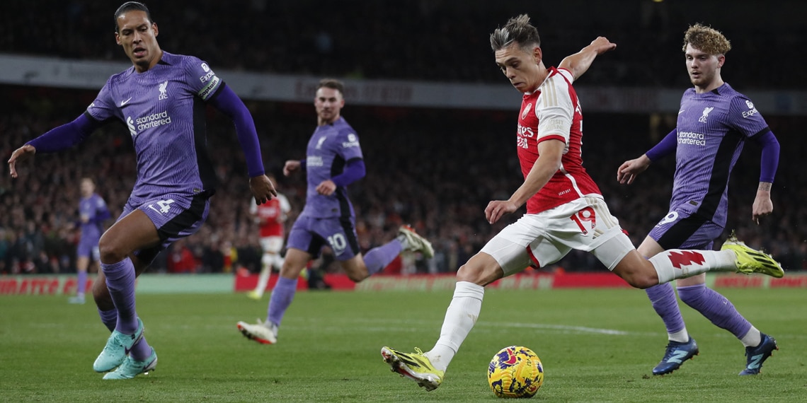 Leandro Trossard shoots and scores Arsenal's third goal during the match between Arsenal and Liverpool
