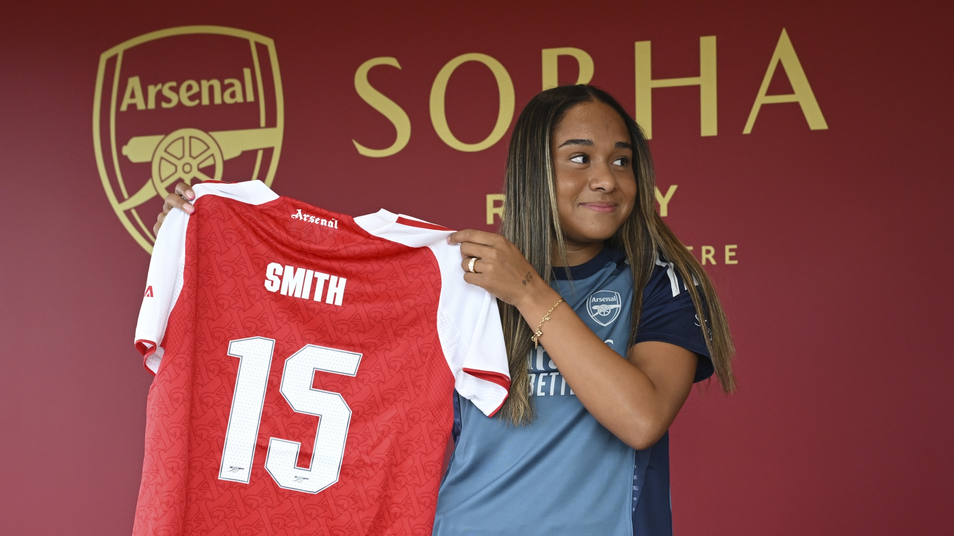 Olivia Smith signs for Arsenal