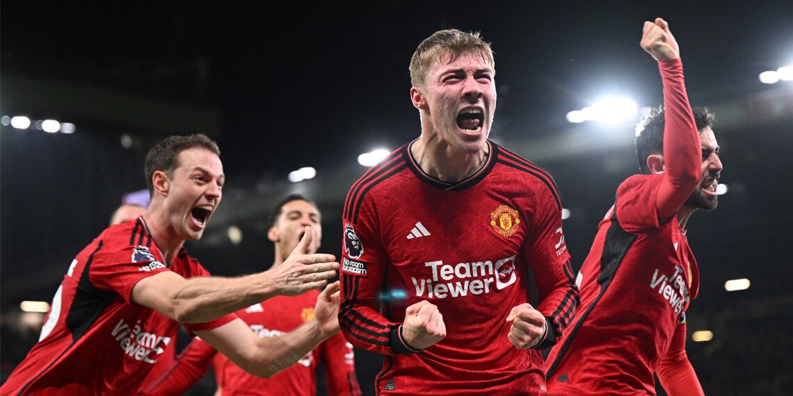 Rasmus Hojlund celebrates with teammates after scoring Manchester United's third goal during the match against Aston Villa
