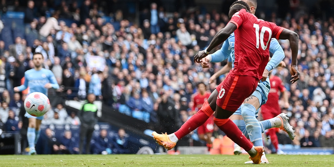 Sadio Mane scores Liverpool's second goal during the match between Manchester City and Liverpool