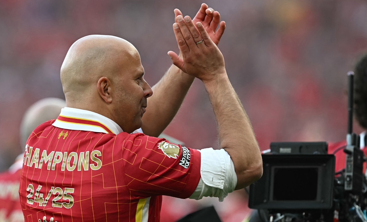 Arne Slot applauds the fans