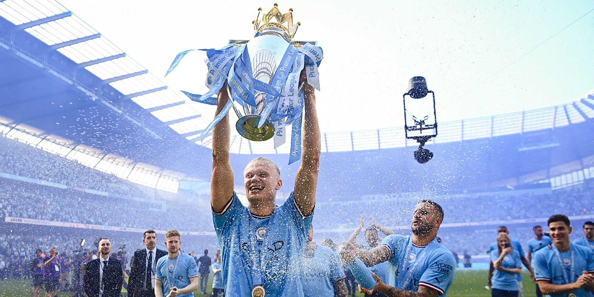 erlinghaalandofmanchestercitycelebrateswiththepremierleaguetrophy-Enhanced-SR