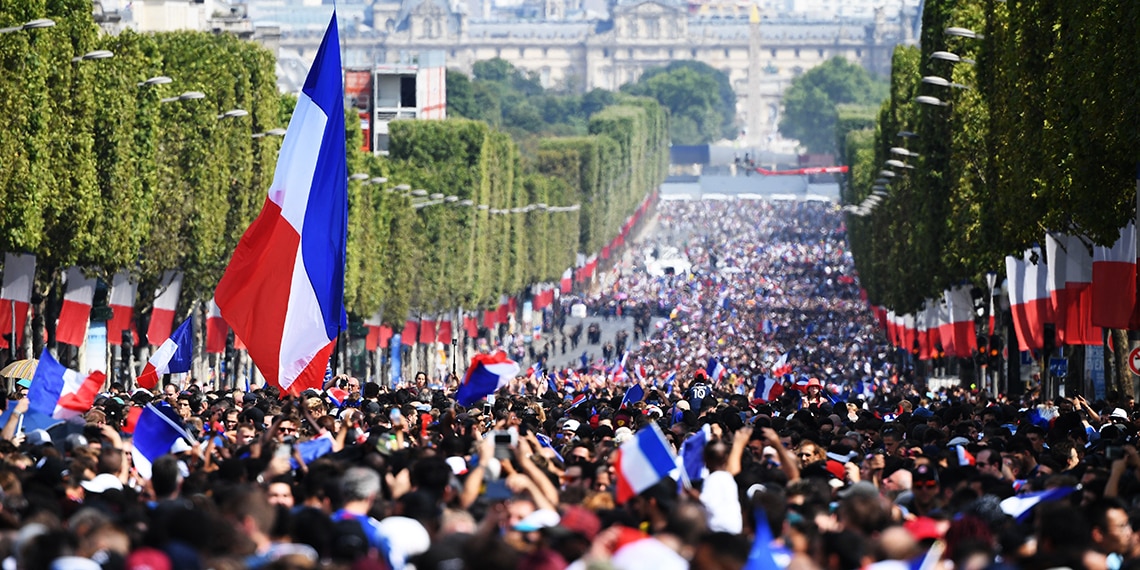 An estimated 300,000 fans welcomed the French team home!