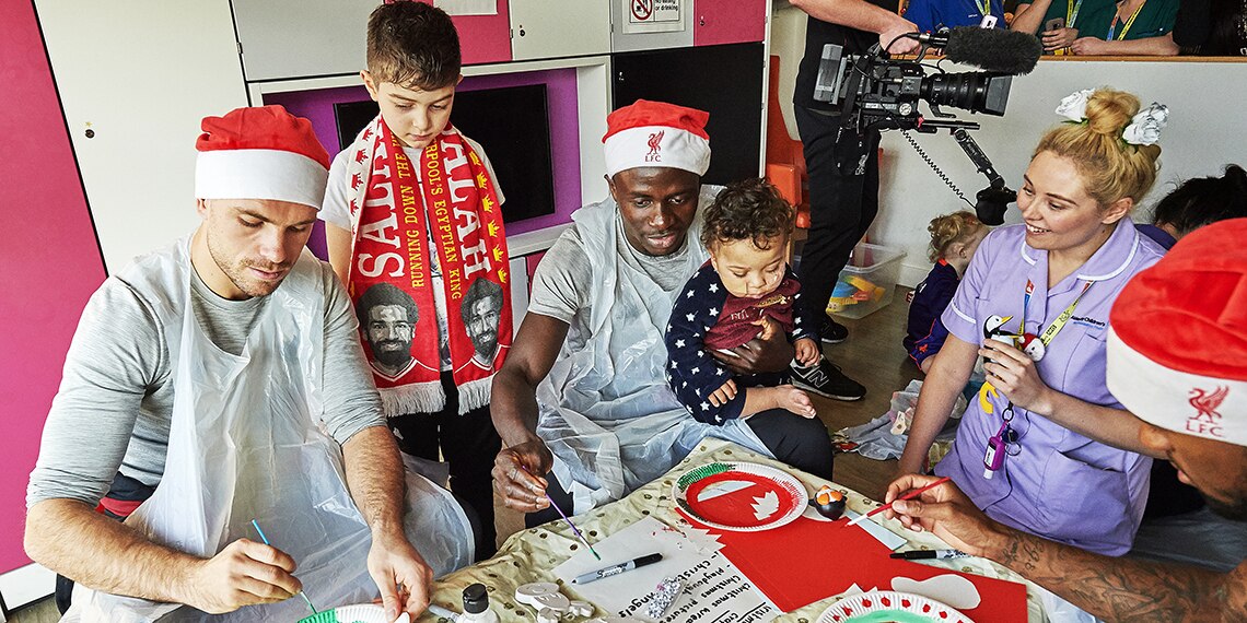 It's a Christmas tradition that the local football team visits children in the local hospital at Christmas time. Do you think Liverpool's Sadio Mane and Jordan Henderson will let the kids do some painting?!