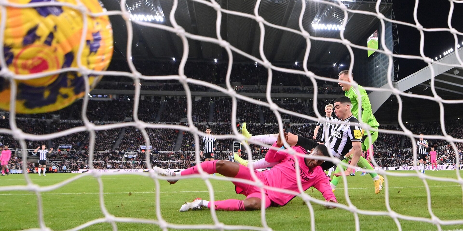 miguelalmironshootstoscorethesecondgoalduringthematchbetweennewcastleunitedandfulhamfc-Enhanced-SR