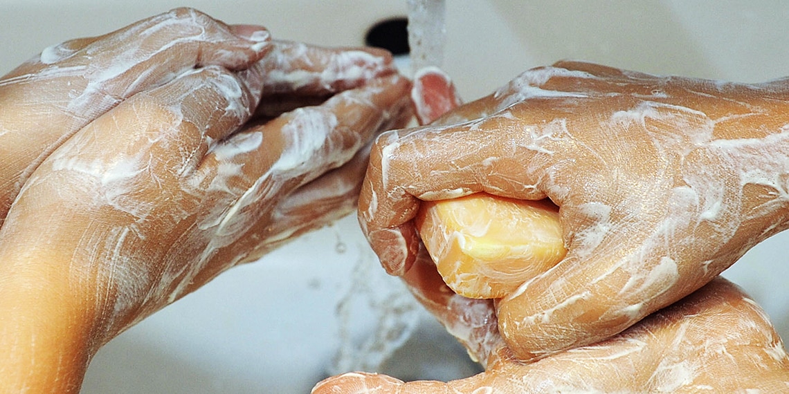 Everton's Theo Walcott does kick-ups whilst washing his hands. Could you do that? Everton's Theo Walcott does kick-ups whilst washing his hands. Could you do that?